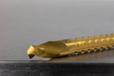 İşlev freze ile yeni metal matkap. Atölye tamirci teneke bir tablo için aksesuarlar. Açık renkli.