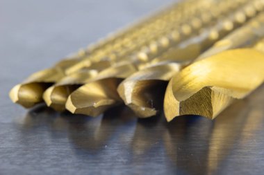 İşlev freze ile yeni metal matkap. Atölye tamirci teneke bir tablo için aksesuarlar. Açık renkli.