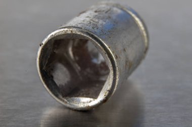 Eski soket anahtarı bir kolu ile. Atölye tamirci teneke bir tablo için aksesuarlar. Açık renkli.