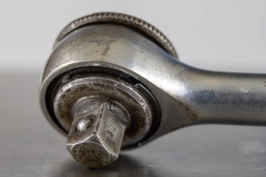 Eski soket anahtarı bir kolu ile. Atölye tamirci teneke bir tablo için aksesuarlar. Açık renkli.