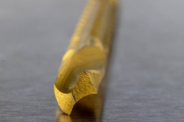 İşlev freze ile yeni metal matkap. Atölye tamirci teneke bir tablo için aksesuarlar. Açık renkli.