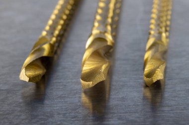 İşlev freze ile yeni metal matkap. Atölye tamirci teneke bir tablo için aksesuarlar. Açık renkli.