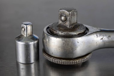 Eski soket anahtarı bir kolu ile. Atölye tamirci teneke bir tablo için aksesuarlar. Açık renkli.