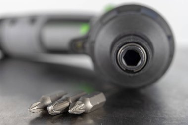 Bir tornavida bir metal Atölyesi tablo için bit. Mekanik atölye aksesuarlar. Açık renkli.