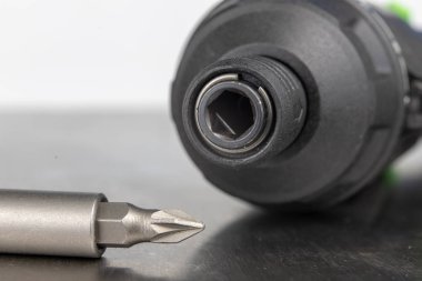 Bir tornavida bir metal Atölyesi tablo için bit. Mekanik atölye aksesuarlar. Açık renkli.