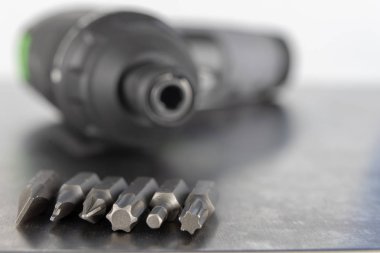 Bir tornavida bir metal Atölyesi tablo için bit. Mekanik atölye aksesuarlar. Açık renkli.