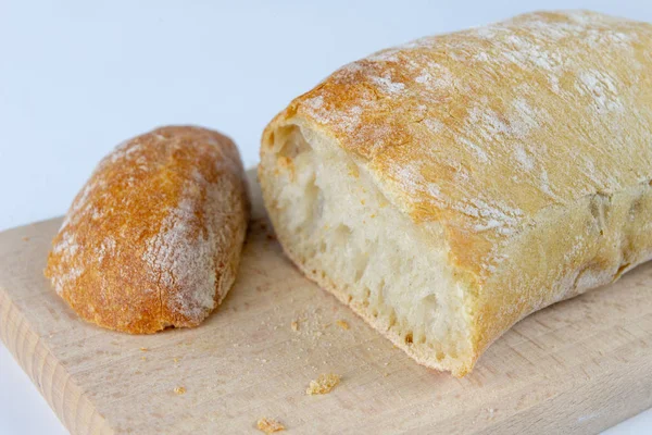 Pan Fresco Una Tabla Cocina Madera Una Rebanada Pan Untado — Foto de Stock