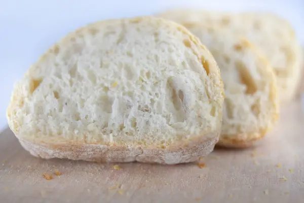 Φρέσκο Ψωμί Πάνω Ένα Ξύλινο Κουζίνα Του Σκάφους Μια Φέτα — Φωτογραφία Αρχείου