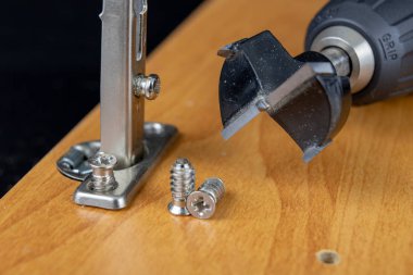 Sunta mobilya doğrama atölyesinde montajı. Aksesuar ve marangozlar için araçlar. Koyu arka plan.