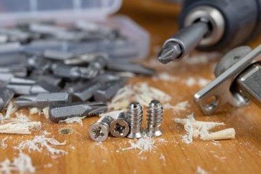 Sunta mobilya doğrama atölyesinde montajı. Aksesuar ve marangozlar için araçlar. Koyu arka plan.