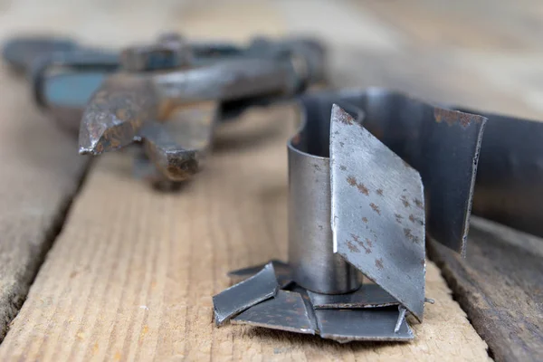 Schneiden Des Blechs Mit Der Schere Kleiner Schlosser Arbeitet Einer — Stockfoto