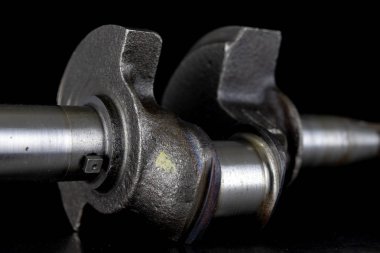 Metal masa üzerinde dört zamanlı dizel motor krank. Araba tamir için yedek parçalar. Koyu arka plan.