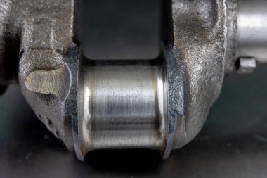 Metal masa üzerinde dört zamanlı dizel motor krank. Araba tamir için yedek parçalar. Koyu arka plan.