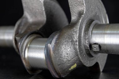 Metal masa üzerinde dört zamanlı dizel motor krank. Araba tamir için yedek parçalar. Koyu arka plan.