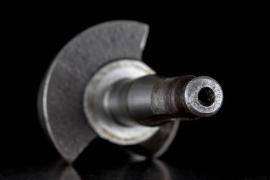 Metal masa üzerinde dört zamanlı dizel motor krank. Araba tamir için yedek parçalar. Koyu arka plan.