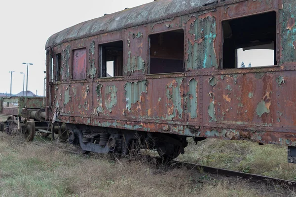 旧的铁路货车被毁 被遗忘的中央欧洲火车站 秋天的季节 — 图库照片