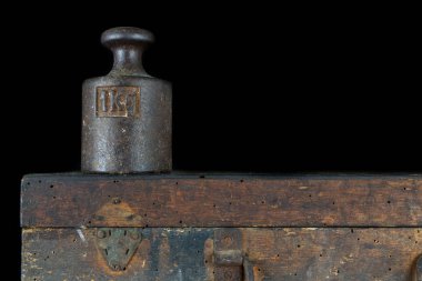 Depodaki miktarı tartım için kullanılan bir kilogram yük. Bir kilogram ve iki kilogram ağırlıkları. Koyu arka plan.