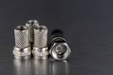 Metal masa anten ve televizyon konektörler. Kablo televizyon yüklemek için aksesuarlar. Koyu arka plan.