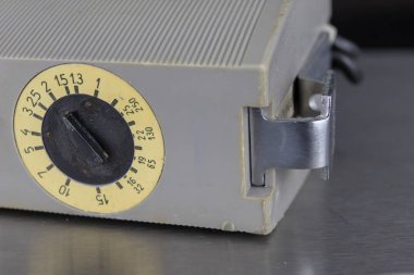 Metal masa üzerinde eski flaş lambaları. Orta Avrupa üzerinden fotoğraf aksesuarları. Koyu arka plan.