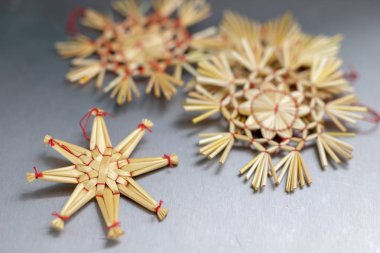 Noel süsleri mutfak masasının üzerinde. Ahşap Noel biblo bir ağacı süsleme için hazırlanmış. Koyu arka plan.