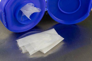 Şişe sıvı temizlik penceresi için. Ev temizliği için aksesuarlar. Açık renkli.