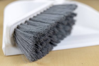 Fırça ve faraş kapalı atık temizleme. Ev temizliği için aksesuarlar. Açık renkli.