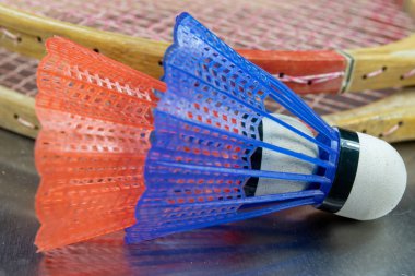 Eski badminton aksesuarları üzerinde masa lambası. Ayarlamak için açık oyun ve Oyunlar. Beyaz arka plan.