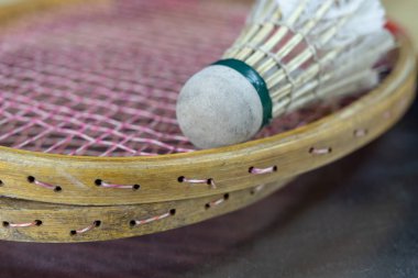 Eski badminton aksesuarları üzerinde masa lambası. Ayarlamak için açık oyun ve Oyunlar. Beyaz arka plan.