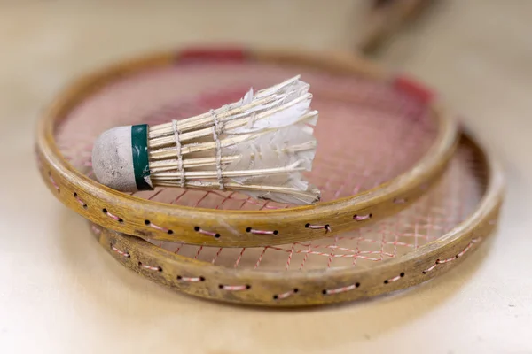 Altes Badminton-Zubehör auf einem hellen Tisch. Set für Outdoor-Spiele und Spiele. weißer Hintergrund. — Stockbild Altes Badminton Zubehör Auf Einem Hellen Tisch Set Für Outdoor — Stockfoto