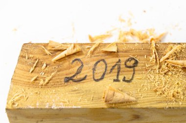 Şampanya mantar ve New Year's Eve bir doğrama atölyesinde. Marangozluk aksesuar beyaz bir tablo. Açık renkli.