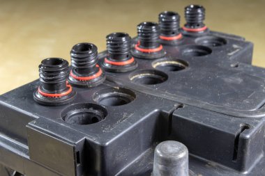 Şarj ve araç aküsü işletim. Araba aksesuarları atölye. Koyu arka plan.