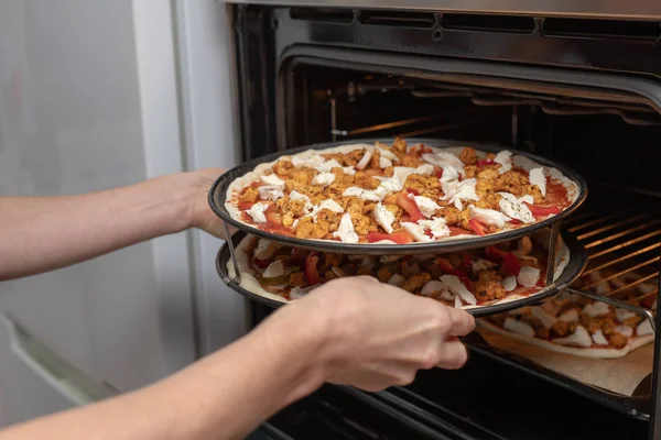 Preparazione Una Deliziosa Pizza Una Cucina Casalinga Posa Decorazione Pasta — Foto Stock
