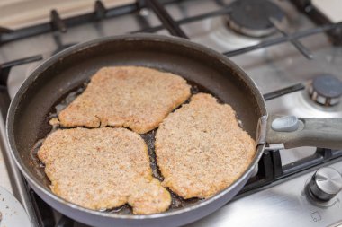 Domuz pirzolası ev bir mutfak hazırlanıyor. İşten sonra lezzetli bir akşam yemeği için malzemeler. Koyu arka plan.