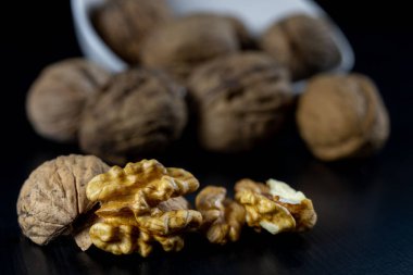 Lezzetli ceviz siyah mutfak masasında. CISTA içinde ev yemekleri hazırlamak için malzemeler. Siyah arka plan.