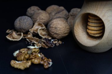 Lezzetli ceviz siyah mutfak masasında. CISTA içinde ev yemekleri hazırlamak için malzemeler. Siyah arka plan.