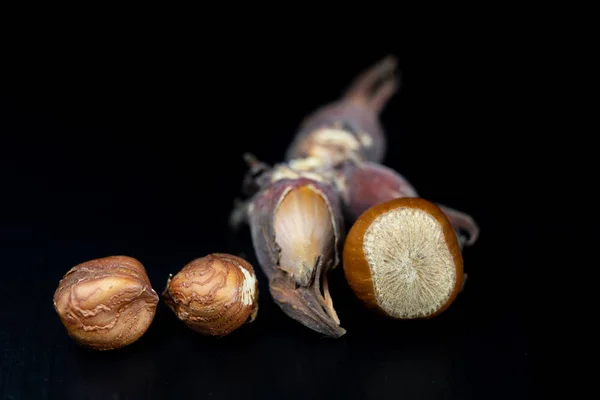 Вкусные Лесные Орехи Черном Кухонном Столе Ингредиенты Приготовления Теста Домашней — стоковое фото