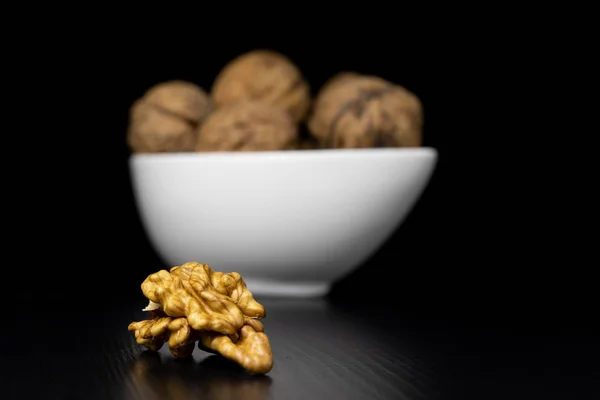 Вкусные Орехи Черном Кухонном Столе Ингредиенты Приготовления Кисты Домашних Условиях — стоковое фото