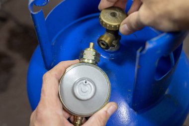 Regülatör propan bütan gaz silindir ve aksesuar Ahşap Atölyesi masada. Gaz aksesuar atölyesinde. Koyu arka plan.