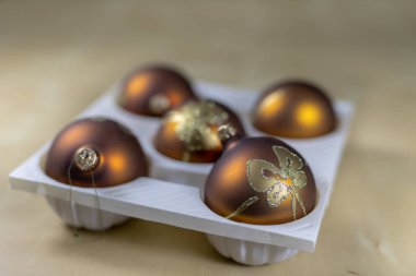 Eski Noel topları ahşap bir masa üzerinde. Ağaç ayarlamak için hazırlanmış Noel süsleri. Açık renkli.