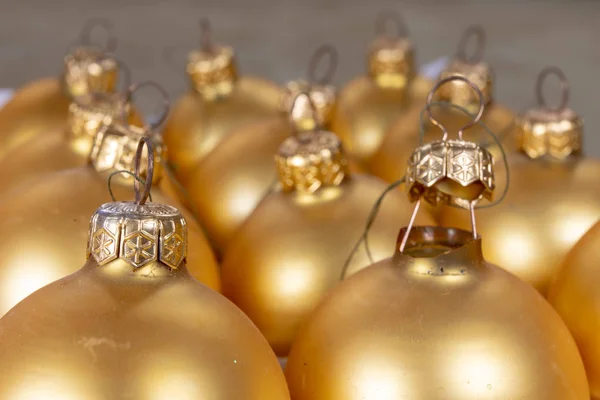 Vecchie Palle Natale Tavolo Legno Addobbi Natalizi Preparati Accordare Albero — Foto Stock