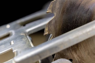 Daire testere bir atölye tablo. Bir marangoz bir ev atölye için araçlar. Koyu arka plan.