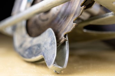 Daire testere bir atölye tablo. Bir marangoz bir ev atölye için araçlar. Koyu arka plan.