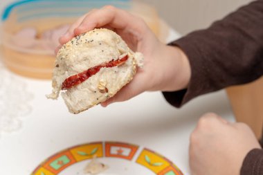 Leziz buğday rulo mutfak masasının üstünde. Taze ekmek ve tereyağı ile akşam yemeği hazırlanıyor. Sonbahar arka plan.