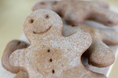 Lezzetli gingerbreads mutfak ahşap bir masa üzerinde. Noel için küçük kurabiyeler. Açık renkli.