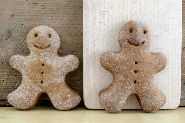 台所の木製テーブルで美味しい Gingerbreads クリスマスの小さなクッキー 明るい背景 — ストック写真