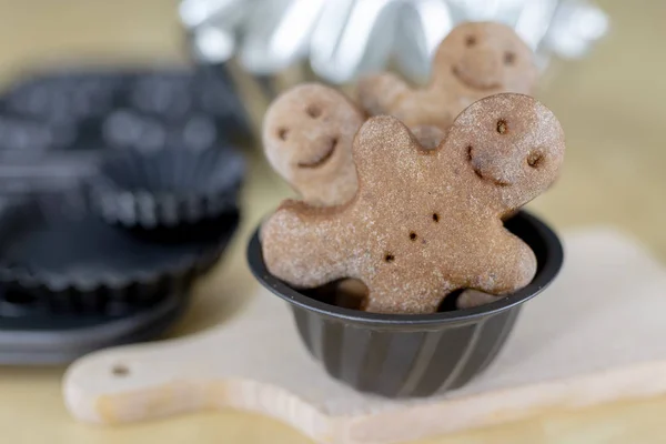 Välsmakande Gingerbreads Ett Träbord Köket Små Kakor Till Jul Ljus — Stockfoto