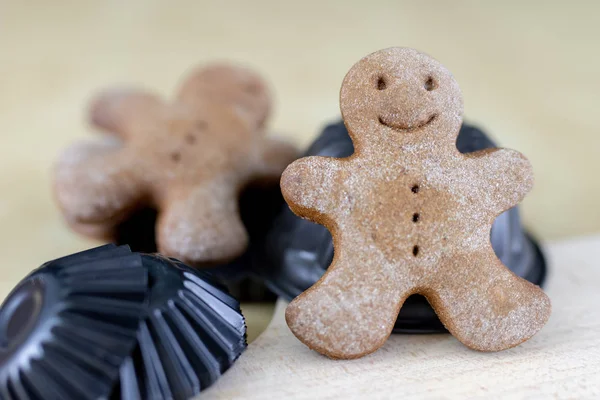 台所の木製テーブルで美味しい Gingerbreads クリスマスの小さなクッキー 明るい背景 — ストック写真