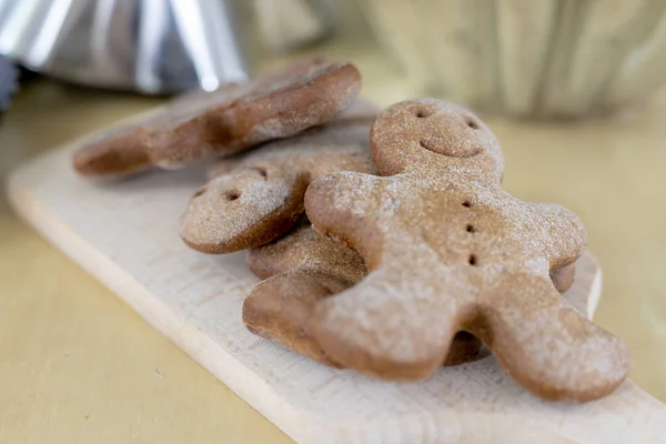 台所の木製テーブルで美味しい Gingerbreads クリスマスの小さなクッキー 明るい背景 — ストック写真