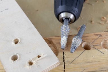 Havşa delik raybalamada için sanayi içinde kullanılan. Sanayi aksesuarları bir atölye tablo. Sonbahar arka plan.