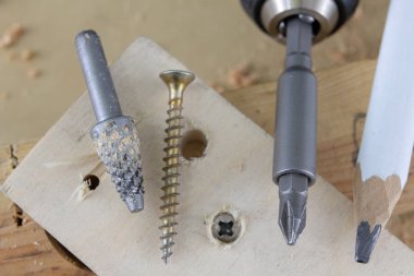 Havşa delik raybalamada için sanayi içinde kullanılan. Sanayi aksesuarları bir atölye tablo. Sonbahar arka plan.